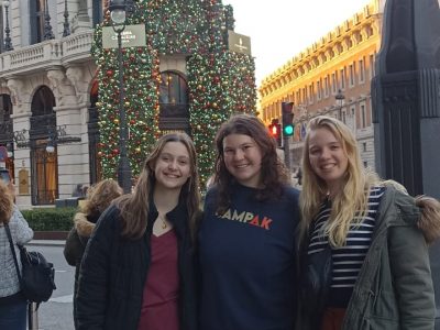 Las-chicas-en-la-tarde-de-los-churros-por-Madrid